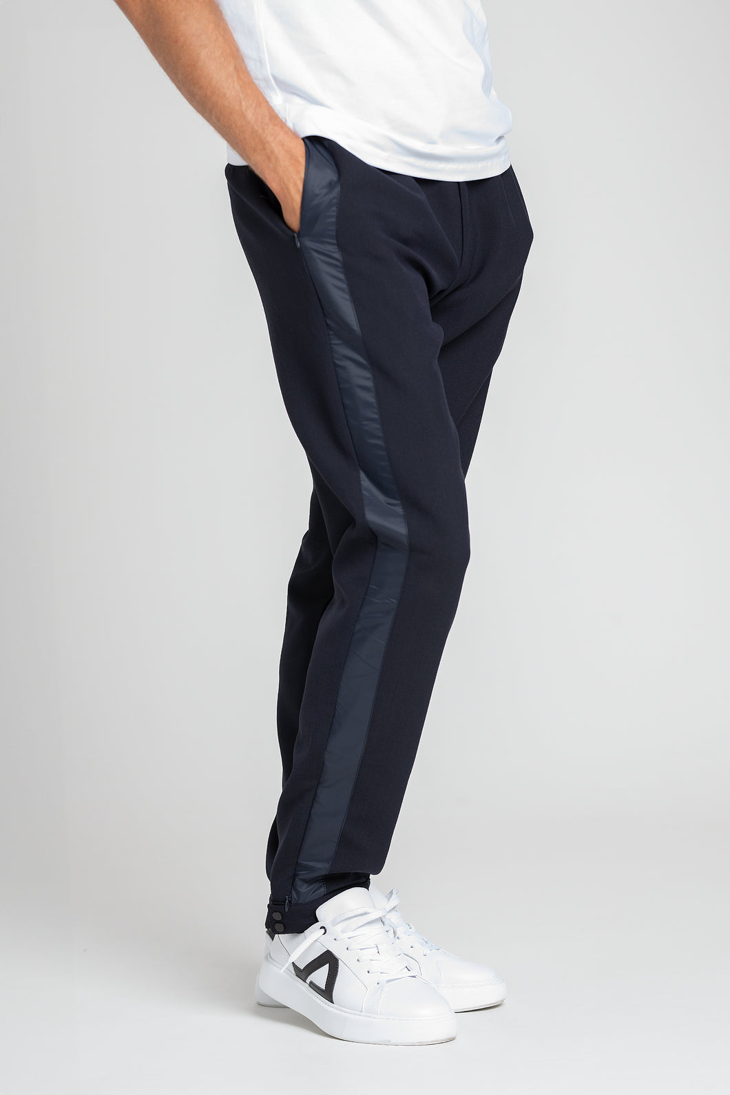 Sports trousers with pocket